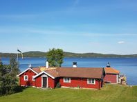 Mysig stuga med egen strand, spabad, bastu och båt