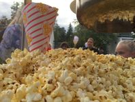 UTHYRES - Popcornmaskin med popcorn & strutar