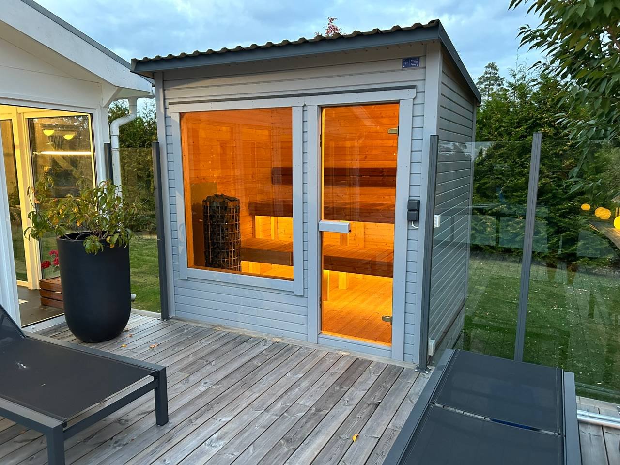 Färdigbyggd modern bastustuga...