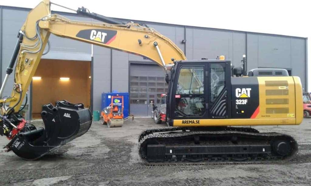 CAT 323F *uthyres / only for ...
