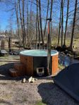 Badtunna för 7-8 personer, integrerad kamin, 225 cm diameter