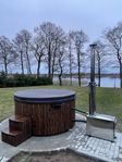 Badtunna med extern kamin för 8-10 personer. Snabb leverans