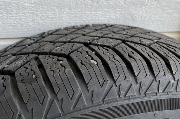Vinterdäck Continental 215/65/R17 säljes i Jä - såld eller borttagen