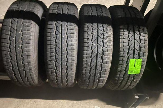 Vinterdäck 215/65 R17 säljes i Landskrona | B - såld eller borttagen
