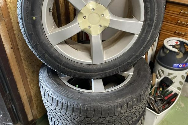 Bridgestone vinterdäck 225 60r17. Passar Suba - såld eller borttagen