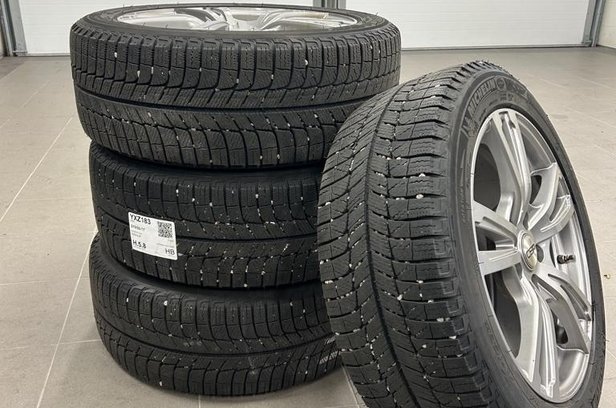 Vinterdäck med fälgar 215/50R17 säljes i Udde - såld eller borttagen