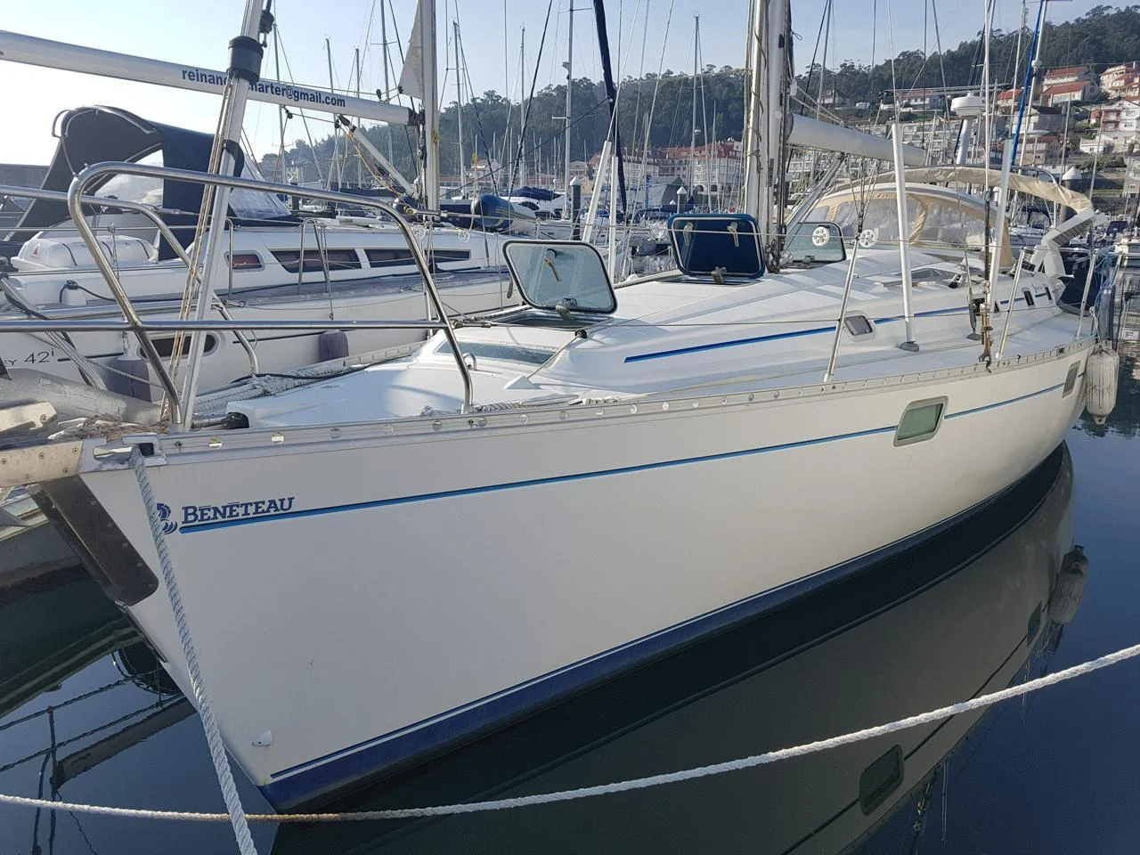 Svensk Beneteau Oceanis 400 finns i norra Spanien . 1993. image