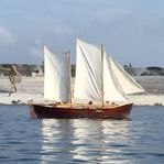 Allmogebåt med segel och motor