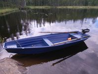 Flatbottnad båt med motor 2,5 hk