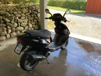 Moped PGO T-Rex 50 Klass 1 från 2015.