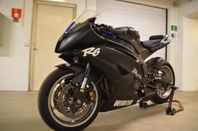 Yamaha R6, tävlingshoj, ej gata.