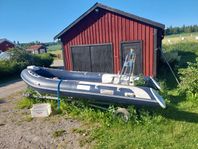 5 m lång Ribb-Båt och 2 m bred 