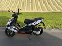 Aprilia SR50 R  årsmodell 2016 med 948 mil!