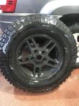 Offroad däck LT235/85R16 på fälg