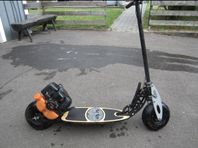 Motordriven scooter