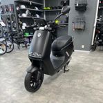 Elmoped Yadea G5 - Plats för hjälm under sadeln!