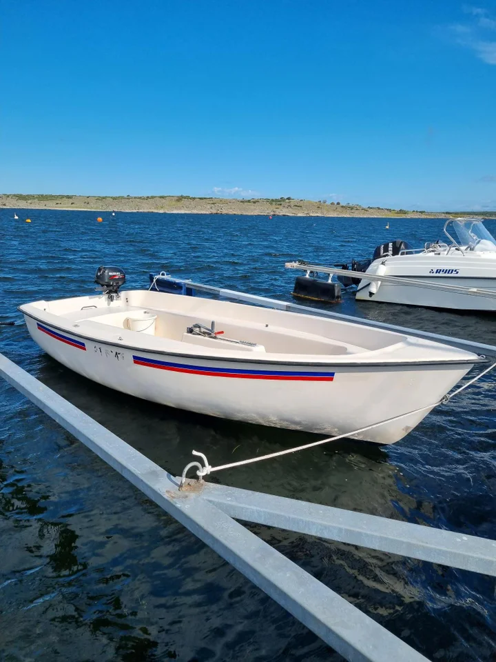 Ryds Triss 430 segelbåt med 2,5 hk motor och 30-vagn image