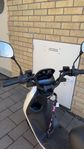 Elmoped med två hjälmar och lås säljes!