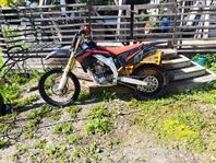 Honda CR450R och KTM 65SX