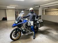 BMW GS 1250 ADV nyskick, få mil en ägare all utrustning