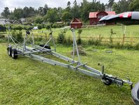 Obromsad båttrailer upp till 2500 kg använd till IF segelbåt