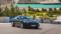 Aston Martin DB9 6.0 V12 Coupé – Svart Pärla av Bilvärlden