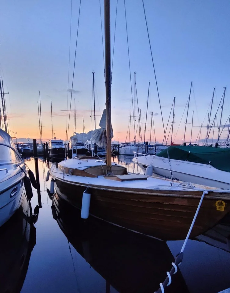 Nordisk folkbåt med båtplats vid Ribban i Malmö image