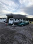 Husvagn Cabby 570+ och förgård med rejäl carport på Dundret 