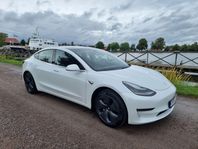 Tesla Model 3 Long Range AWD med drag