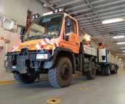 Mercedes Unimog U400 terränglastbil med släpvagn, utrustning