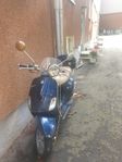 Snygg Vespa, Metallic blå! Väldigt lite använd.