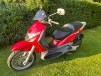 Välvårdad Vespa Piaggio 200cc