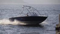 Searay SRV 180 med Wakeboardtorn