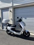 Moped elektrisk NIU M+ Sport White, klass 1 (45 km/h)