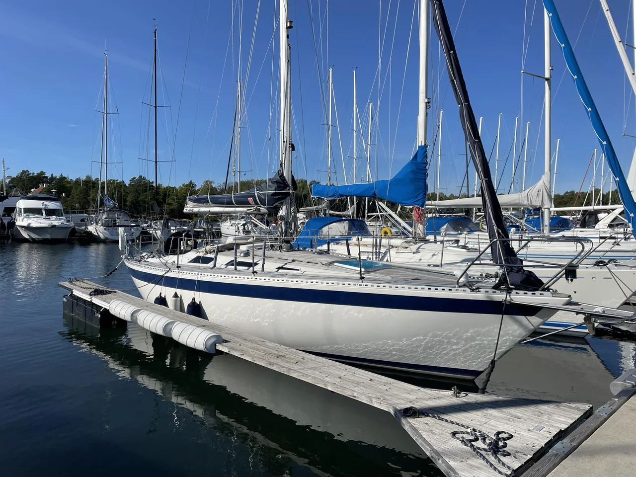 Välutrustad Comfort C34 från Sweden Yachts image