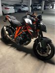 KTM Super duke 1290r med fullgjutna Carbon fälgar.