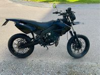 Derbi Senda X-treme SM med larmsystem och mobilladdare