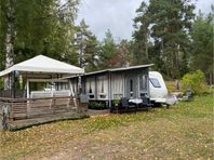 Hobby 495 UL,  Wera 680 med plats på Ingarö Havscamping