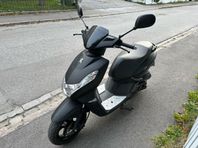 Moped klass 1 - Peugot Kisbee black edition 2017