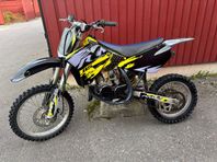 Suzuki RM 85 men nytt plastkit & dekaler