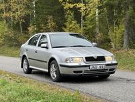 Fin Skoda Octavia 1.6 2000 med dubbdäck och motorvärmare