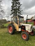 Traktor David Brown 885 med kärror, skopor o snöblad