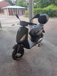 piaggio one plus elvespa med lastbox. 