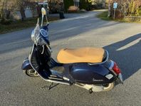 Piaggio Vespa 300 GTS (690 mil)