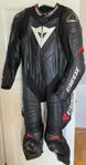 Dainese skinnställ herr strl 54