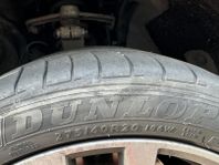 Sommardäck Dunlop och friktionsdäck Michelin (på fälg)