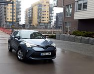 Toyota C-HR Active 1.8 -20 drag, vinterdäck, takräcke