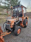 Kubota L 245 DT traktor 4wd  med plog och sandspridare