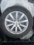 Porsche Cayenne 19” fälgar med odubbade vinterdäck.