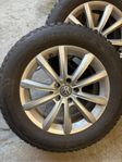 17” VW originalfälgar med GoodYear dubbdäck